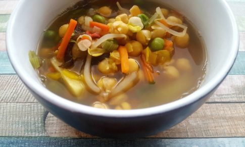 Szybka i rozgrzewająca zupa z chińskiej mieszanki warzyw